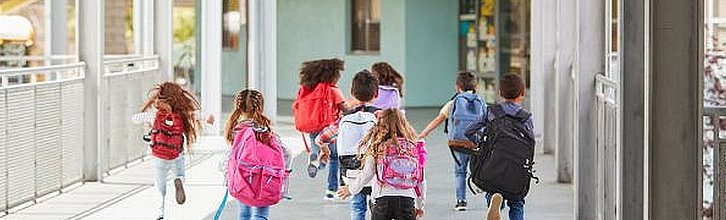 Kinder rennen in die Offen Ganztagsschule