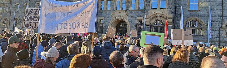 Demonstrierende Bürger und Bürgerinnen auf dem Rathausplatz